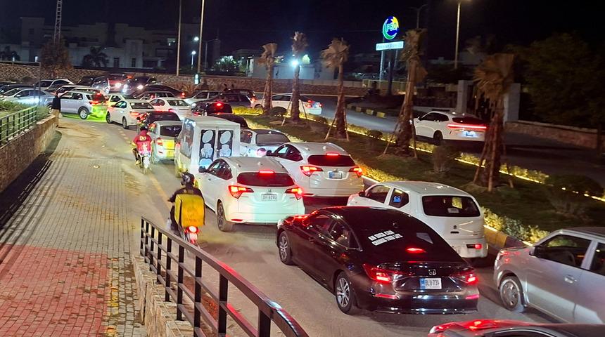 İran saldırıları nedeniyle Pakistan'da akaryakıt fiyatlarına yaklaşık rekor zam