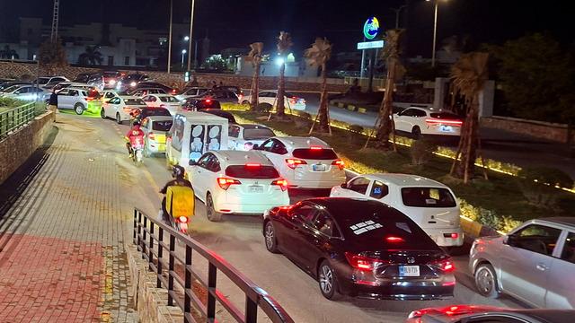 İran saldırıları nedeniyle Pakistan'da akaryakıt fiyatlarına rekor zam