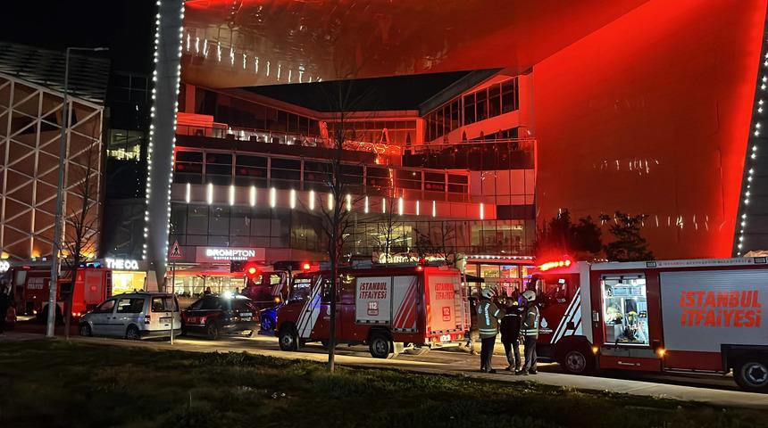 Kağıthane'de alışveriş merkezinde &ccedil;ıkan yangın s&ouml;nd&uuml;r&uuml;ld&uuml;