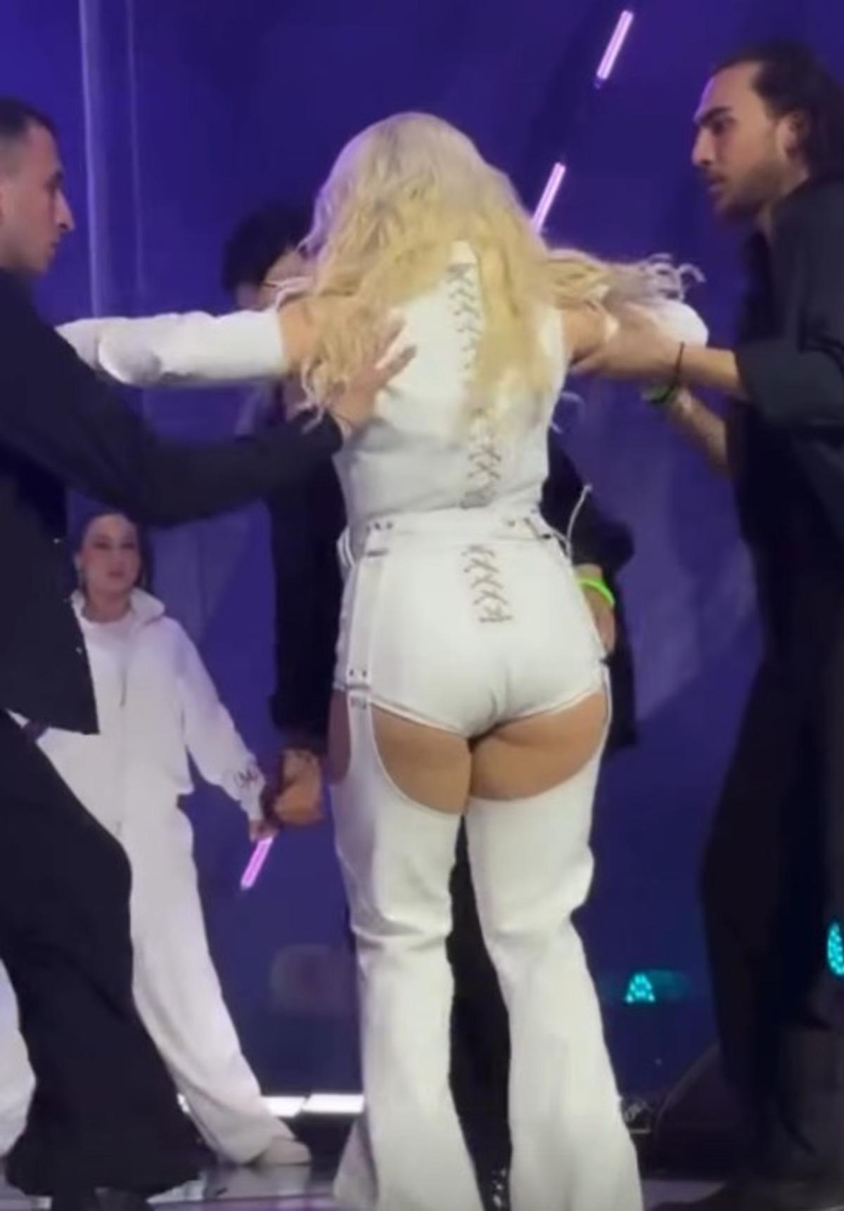 Ece Se&ccedil;kin in sahne tarzı hi&ccedil; beğenilmedi! Belden aşağısına yorum yağdı!   Bebek bezi gibi   2