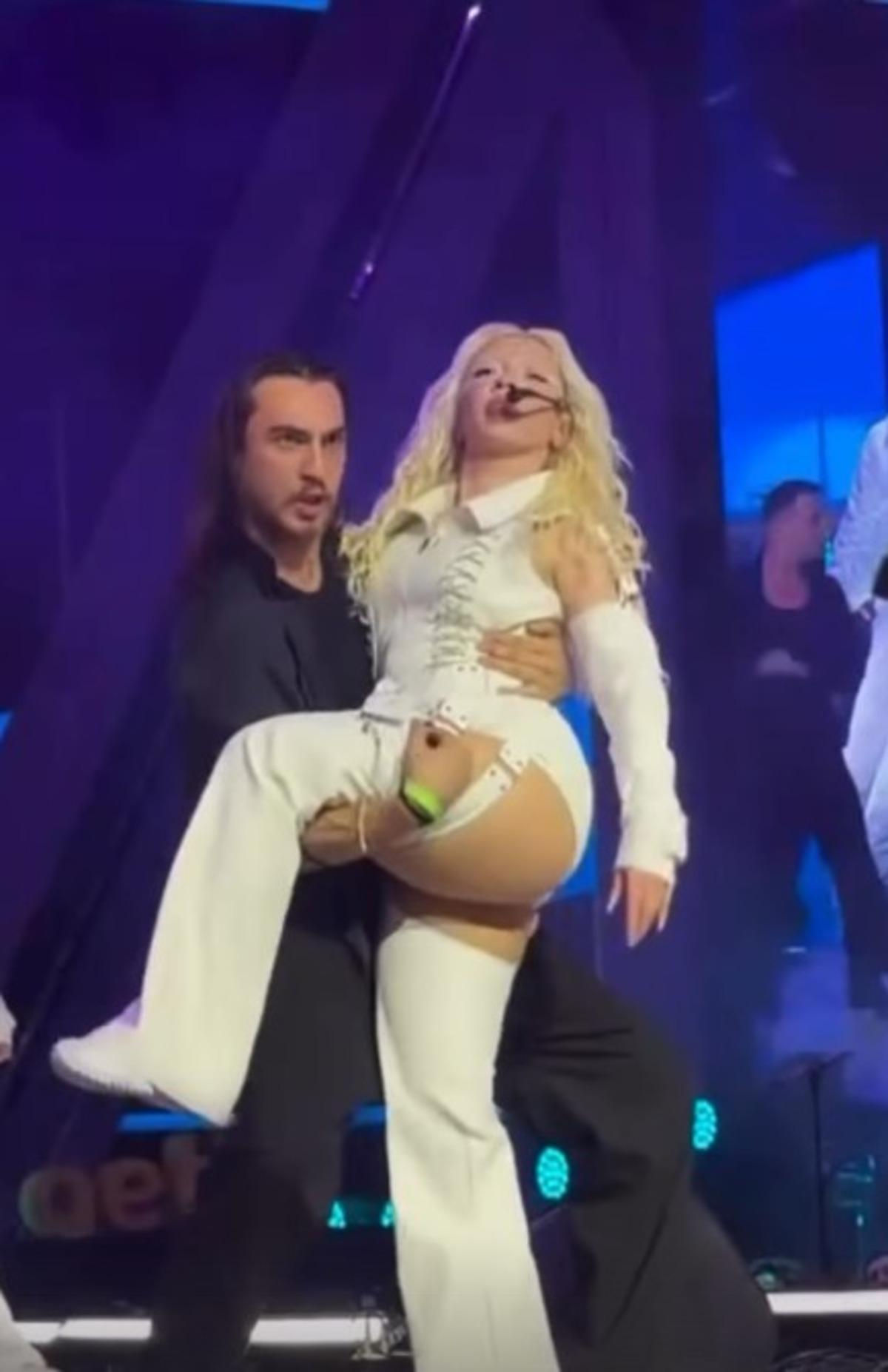 Ece Se&ccedil;kin in sahne tarzı hi&ccedil; beğenilmedi! Belden aşağısına yorum yağdı!   Bebek bezi gibi   3