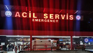 Parkta rastgele bı&ccedil;ak salladı! &Ccedil;ocuğu boğazından yaraladı