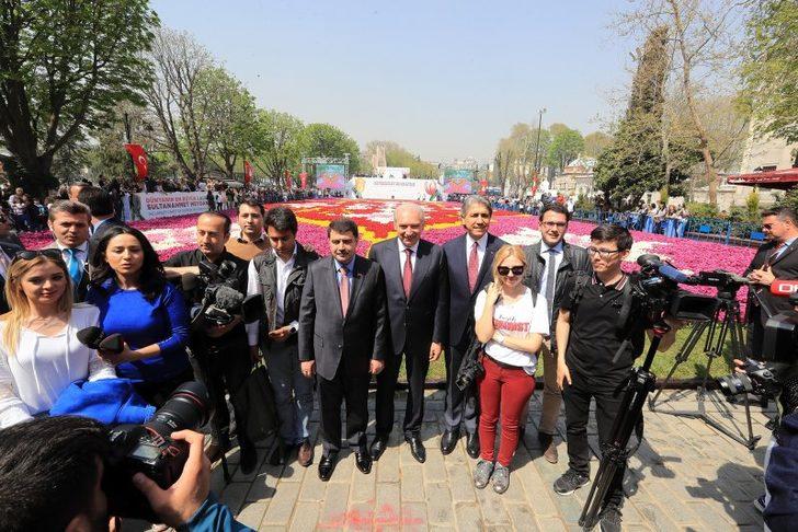 Dünyanın en büyük canlı lale halısı Sultanahmet'te  G3