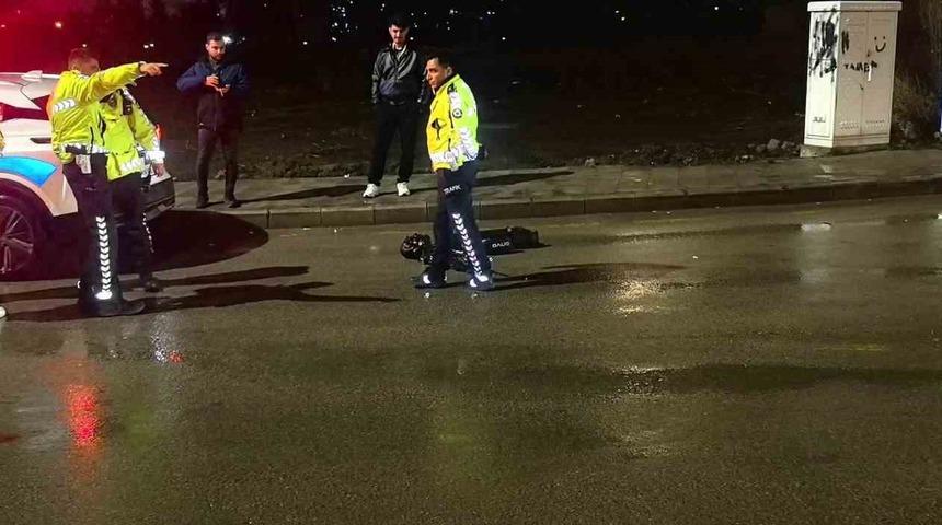 Erzurum&rsquo;da scooter s&uuml;r&uuml;c&uuml;s&uuml;ne ara&ccedil; &ccedil;arptı: 1 yaralı