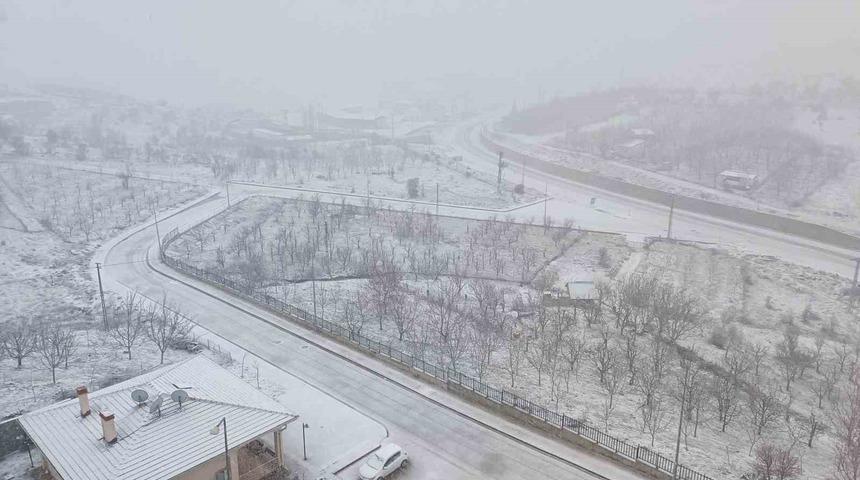 Konya&rsquo;da kar yağışı il&ccedil;eyi beyaza b&uuml;r&uuml;d&uuml;