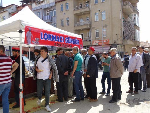 Hisarcık Belediyesi kandil lokması dağıttı