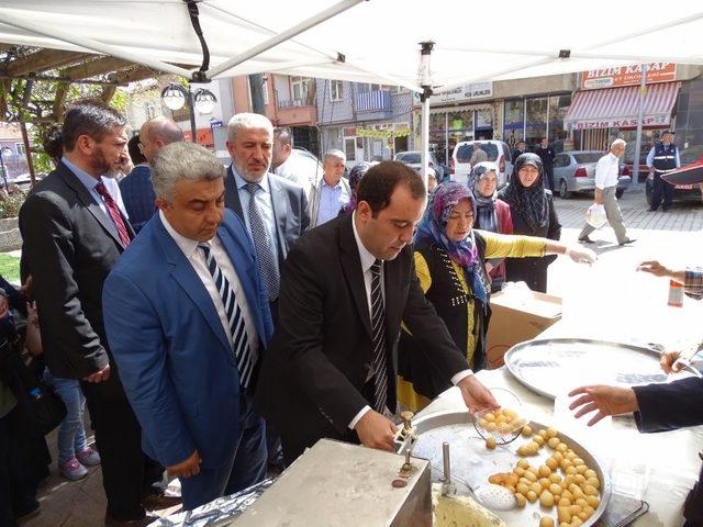 Hisarcık Belediyesi kandil lokması dağıttı