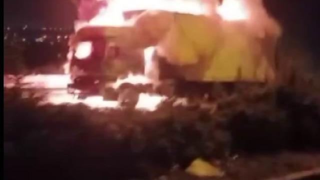 Diyarbakır’da seyir halindeki tır alev topuna döndü