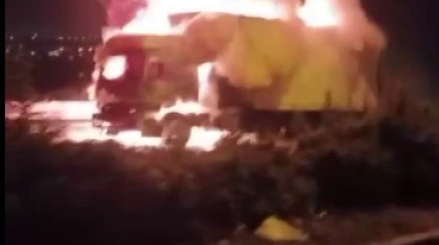 Diyarbakır&rsquo;da seyir halindeki tır alev topuna d&ouml;nd&uuml;