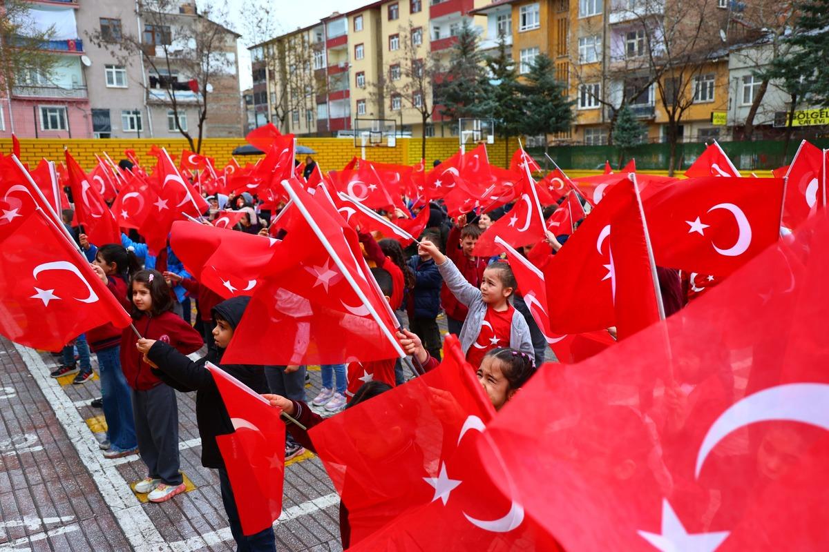 &Ouml;ğrenciler milli takımın başarısını coşkuyla kutladı 2
