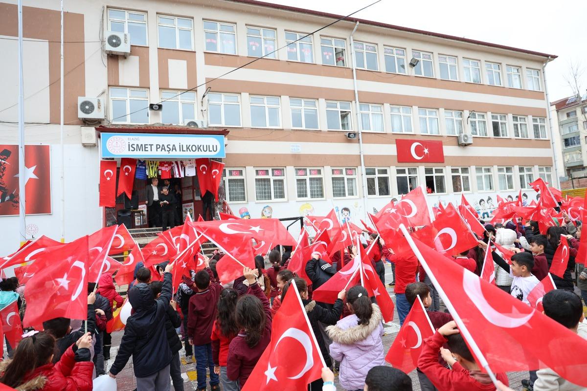 &Ouml;ğrenciler milli takımın başarısını coşkuyla kutladı 3