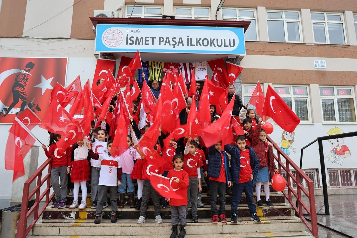&Ouml;ğrenciler milli takımın başarısını coşkuyla kutladı 4