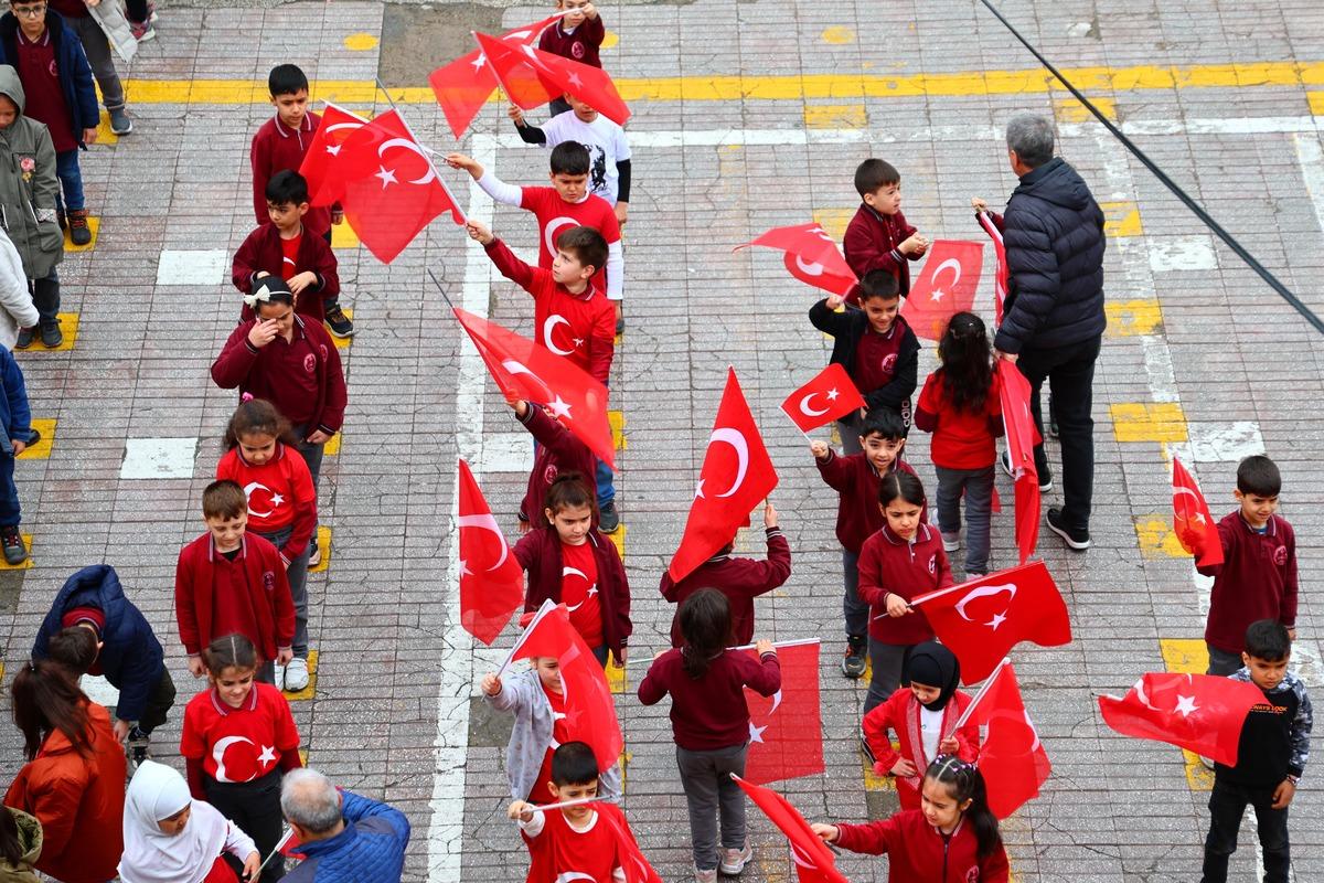 &Ouml;ğrenciler milli takımın başarısını coşkuyla kutladı 7