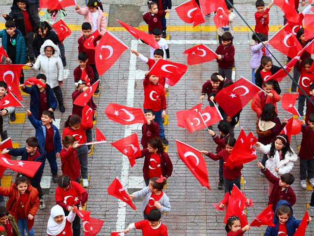 &Ouml;ğrenciler milli takımın başarısını coşkuyla kutladı