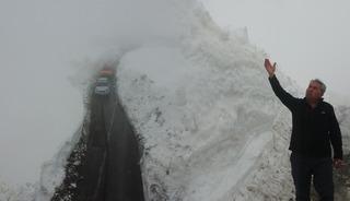 Yaz şehrinde kar 2 metreyi aştı, t&uuml;nel oluştu!