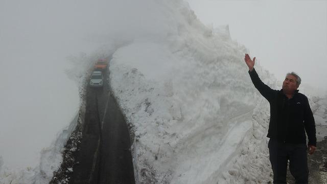Burası ne Van ne Hakkari: Yaz şehrinde kar 2 metreyi aştı, tünel oluştu!