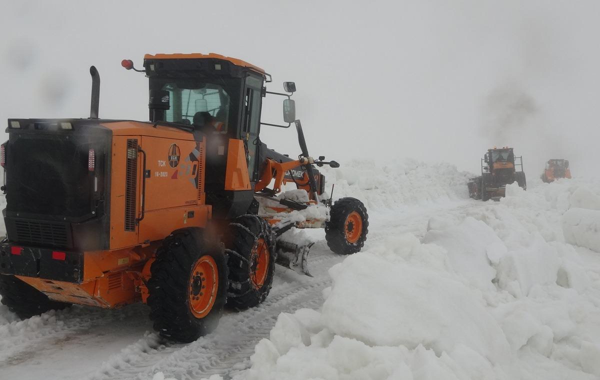 Burası ne Van ne Hakkari: Yaz şehrinde kar 2 metreyi aştı, t&uuml;nel oluştu! 1