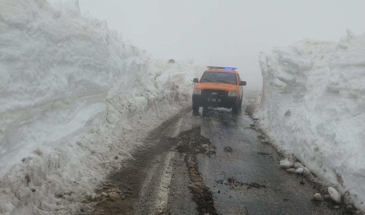 Burası ne Van ne Hakkari: Yaz şehrinde kar 2 metreyi aştı, t&uuml;nel oluştu! 2