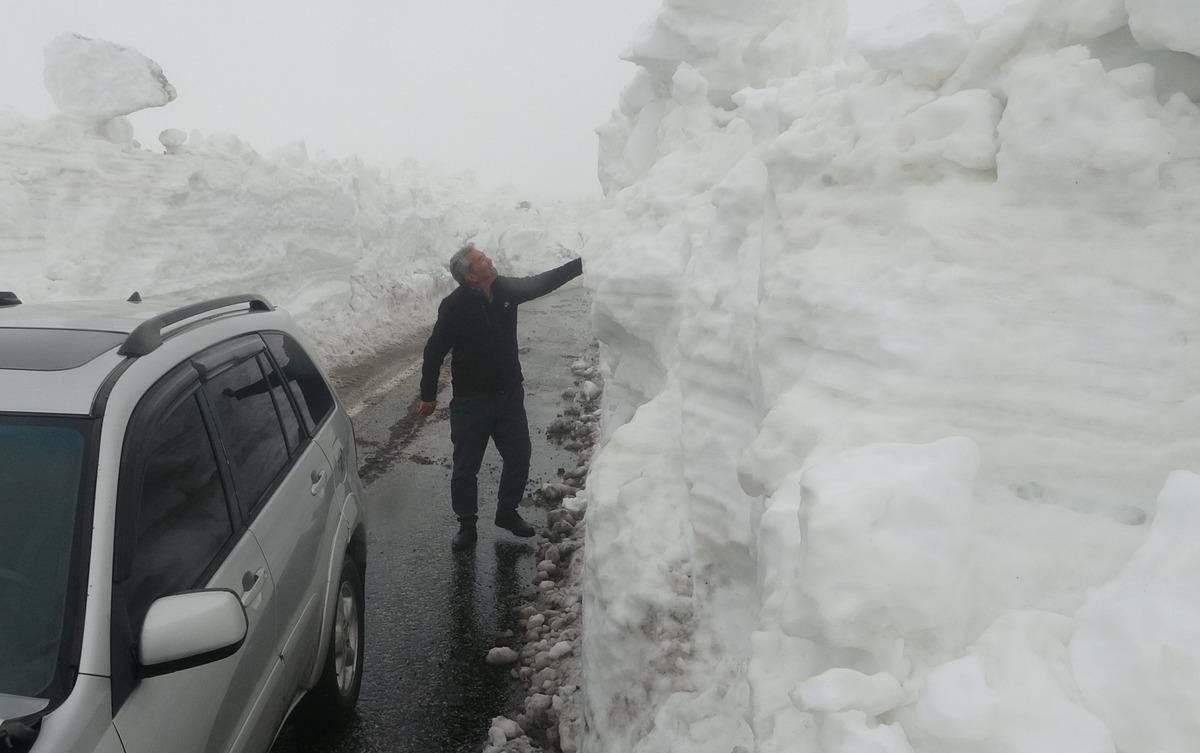 Burası ne Van ne Hakkari: Yaz şehrinde kar 2 metreyi aştı, t&uuml;nel oluştu! 3
