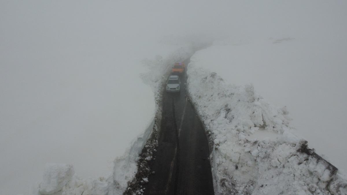 Burası ne Van ne Hakkari: Yaz şehrinde kar 2 metreyi aştı, t&uuml;nel oluştu! 5