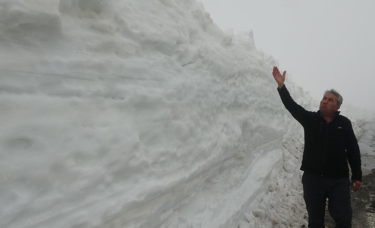 Burası ne Van ne Hakkari: Yaz şehrinde kar 2 metreyi aştı, t&uuml;nel oluştu! 4