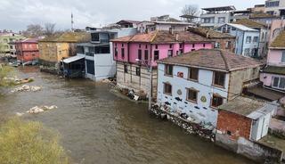"K&uuml;&ccedil;&uuml;k Venedik" turizm sezonunu a&ccedil;tı ama yollar kayboldu