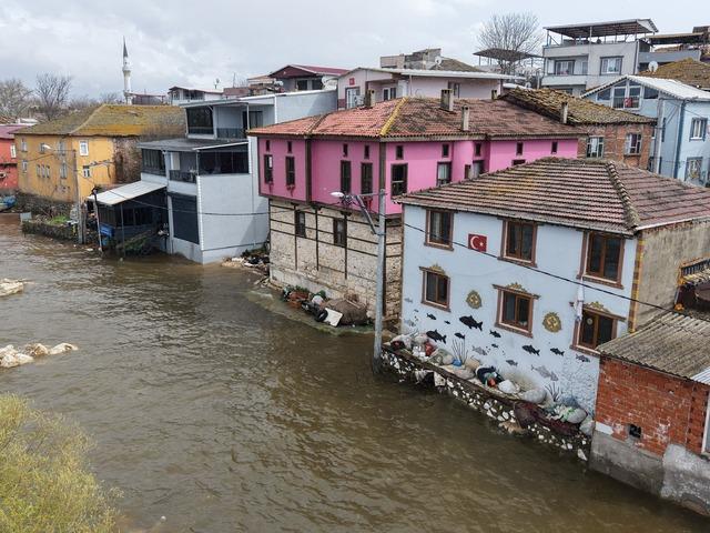 "K&uuml;&ccedil;&uuml;k Venedik" turizm sezonunu a&ccedil;tı ama yollar kayboldu