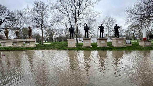 Edirne&rsquo;de nehir taşkını: Sular Er Meydanına ilerliyor 1