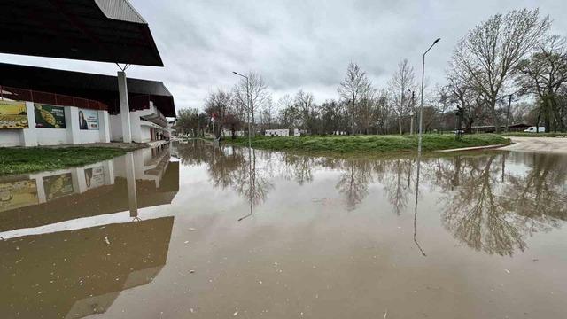 Edirne&rsquo;de nehir taşkını: Sular Er Meydanına ilerliyor 5