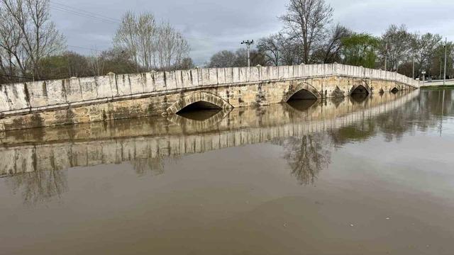 Edirne&rsquo;de nehir taşkını: Sular Er Meydanına ilerliyor 3