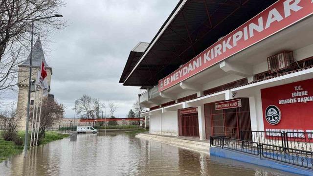 Edirne’de nehir taşkını: Sular Er Meydanına ilerliyor
