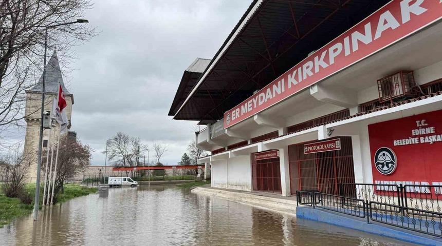 Edirne&rsquo;de nehir taşkını: Sular Er Meydanına ilerliyor