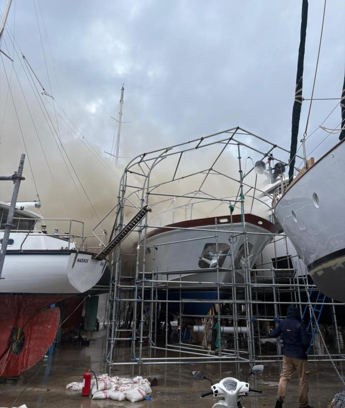 Sadri Şener in Bodrum daki l&uuml;ks teknesinde yangın 2