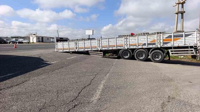 Ayrılan dorse yolu trafiğe kapattı