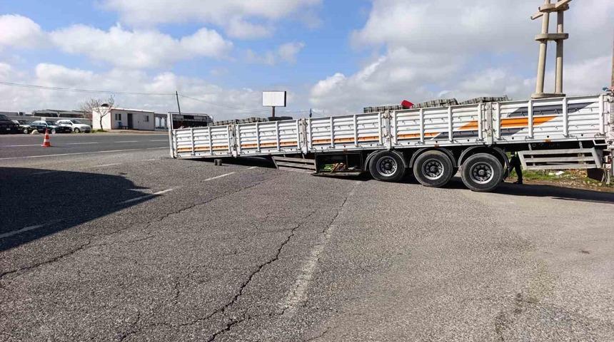 Ayrılan dorse yolu trafiğe kapattı