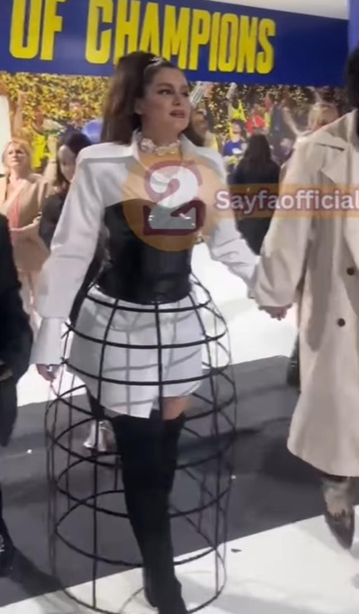 Belden aşağısı olay oldu! Atiye nin sahne tarzı sosyal medyayı ikiye b&ouml;ld&uuml;  2