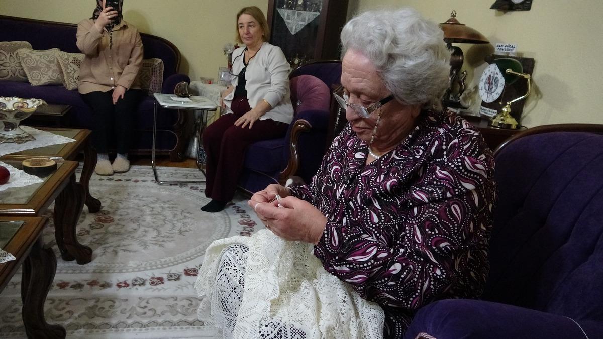 Emekli &ouml;ğretmen 70 yıldır ilmek atıyor: "Kendi gelinliğimi diktim" 1