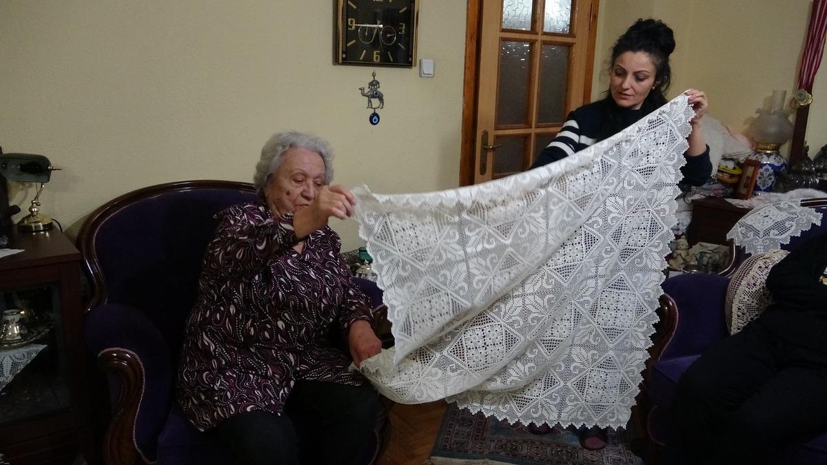 Emekli &ouml;ğretmen 70 yıldır ilmek atıyor: "Kendi gelinliğimi diktim" 2