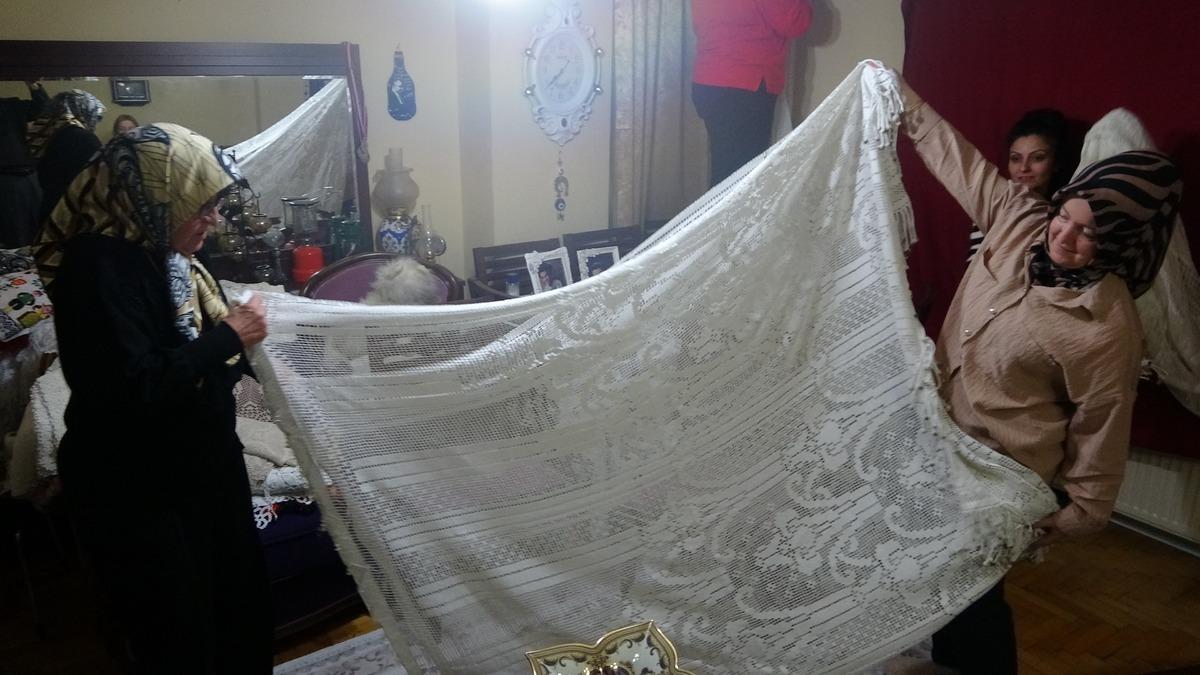 Emekli &ouml;ğretmen 70 yıldır ilmek atıyor: "Kendi gelinliğimi diktim" 3