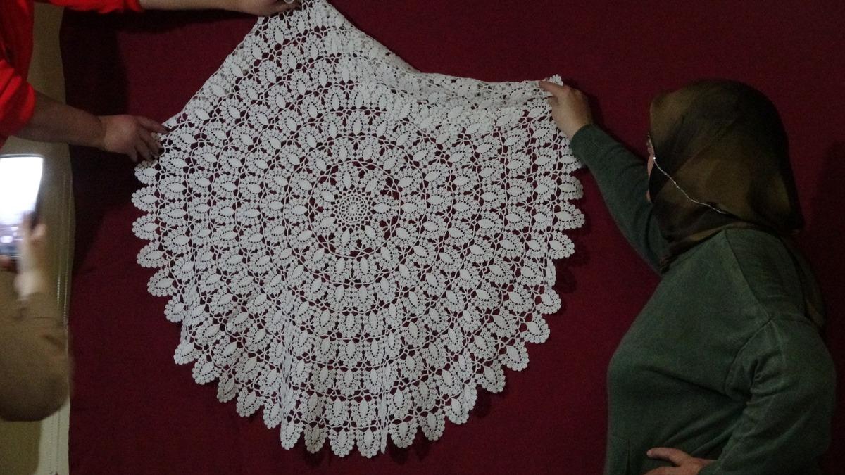 Emekli &ouml;ğretmen 70 yıldır ilmek atıyor: "Kendi gelinliğimi diktim" 5