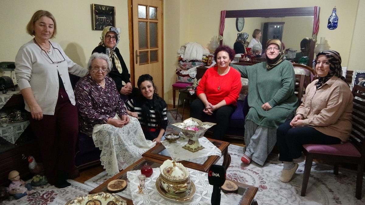 Emekli &ouml;ğretmen 70 yıldır ilmek atıyor: "Kendi gelinliğimi diktim" 6