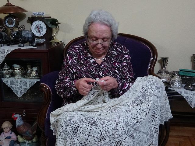 Emekli &ouml;ğretmen 70 yıldır ilmek atıyor: "Kendi gelinliğimi diktim"