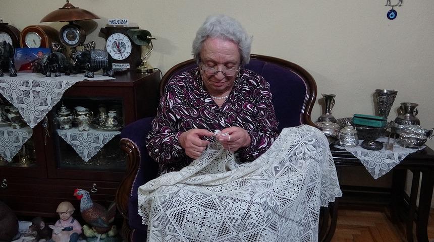 Emekli &ouml;ğretmen 70 yıldır ilmek atıyor: "Kendi gelinliğimi diktim"