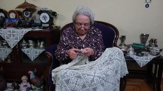 Emekli öğretmen 70 yıldır ilmek atıyor: Kendi gelinliğimi diktim