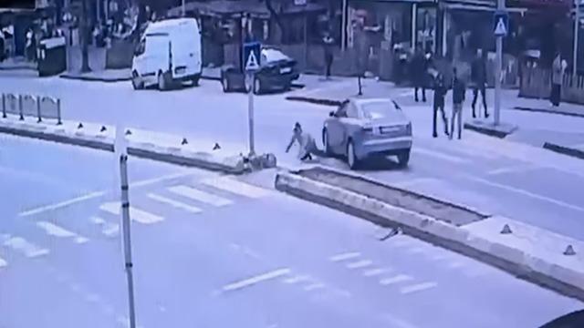 Otomobilin yayaya çarptığı kaza kamerada