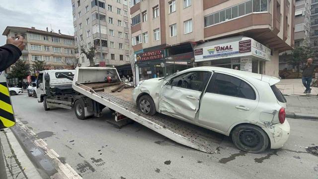 Maltepe&rsquo;de minib&uuml;s araca &ccedil;arptı: Kaza anı kamerada 3