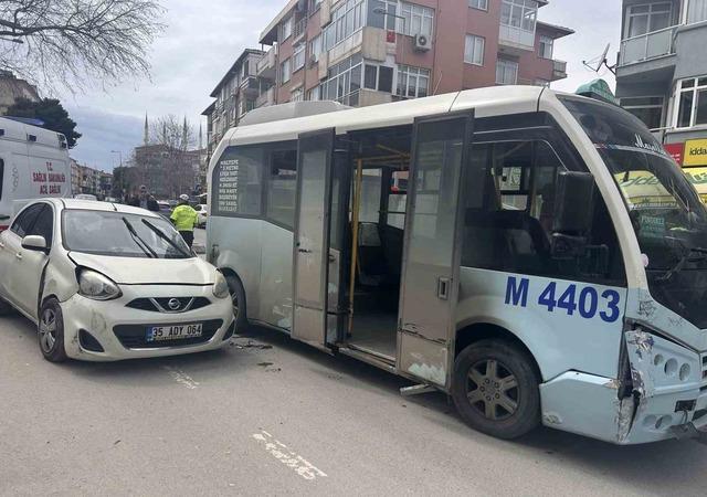 Maltepe&rsquo;de minib&uuml;s araca &ccedil;arptı: Kaza anı kamerada 2