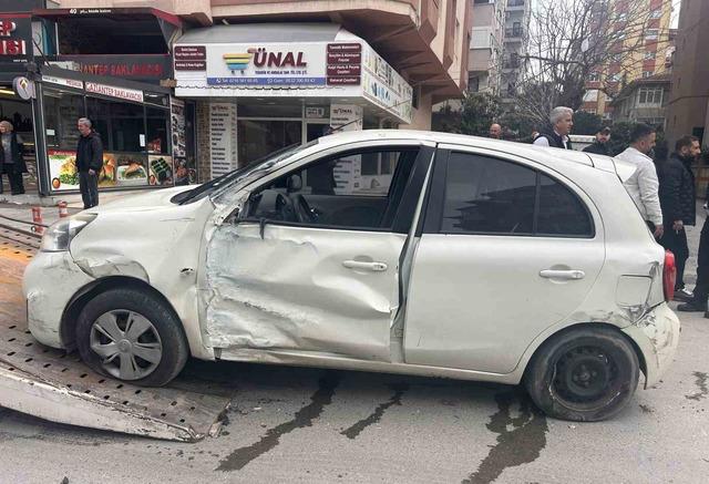 Maltepe&rsquo;de minib&uuml;s araca &ccedil;arptı: Kaza anı kamerada 1