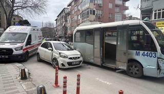 Maltepe&rsquo;de minib&uuml;s araca &ccedil;arptı: Kaza anı kamerada
