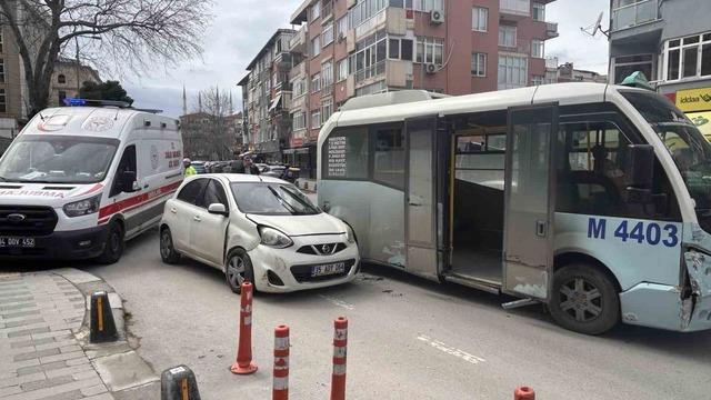 Maltepe’de minibüs araca çarptı: Kaza anı kamerada